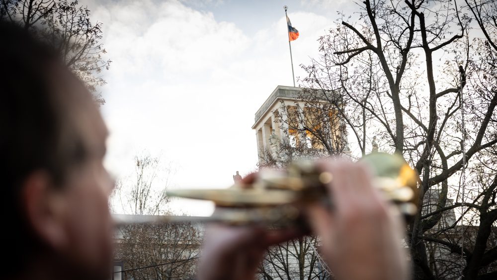 Протест с трубами и танком перед посольством России в Берлине