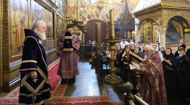 Митрополит Феогност возглавил Литургию в Успенском соборе Кремля