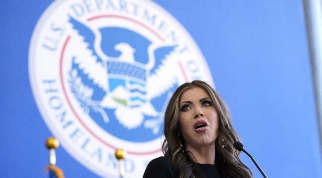 Трамп уволил Кристи Ноем с поста министра внутренней безопасности после конфликтов с пограничным царем