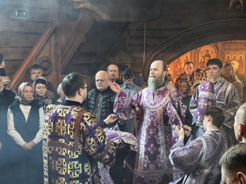 Епископ Силуан возглавил литургию в Покровском храме на Десне