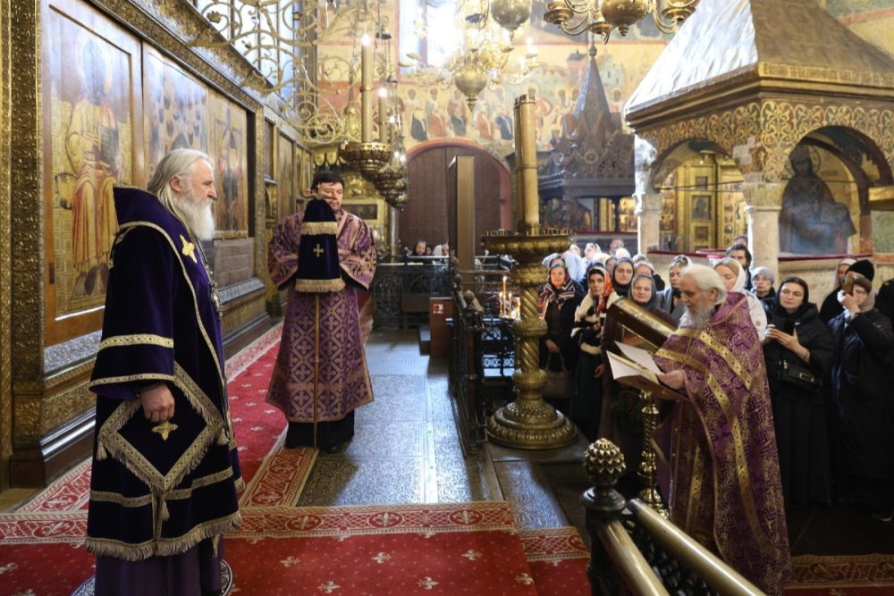 Митрополит Феогност возглавил Литургию в Успенском соборе Кремля