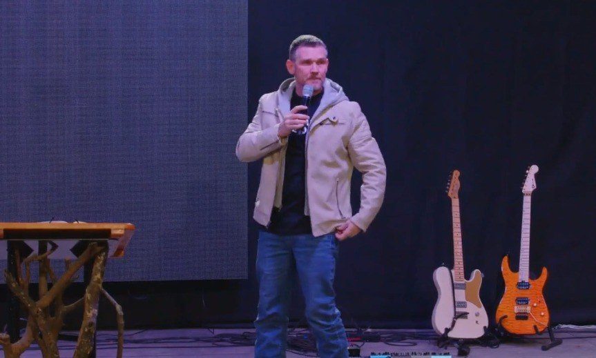 Пастор Грег Локк опроверг арест, несмотря на запись о задержании