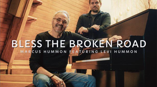 Маркус Хаммон объединяется с Леви Хаммоном для полного цикла в Grammy-победной 'Bless the Broken Road'