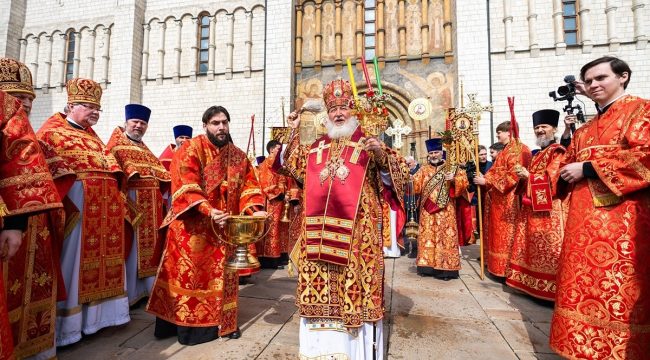Патриарх Кирилл совершил литургию в Успенском соборе Кремля