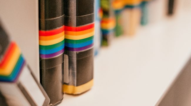 Техасский пастор осудил школьный совет за разрешение книг, «настолько откровенных, что они запрещены в наших тюрьмах»