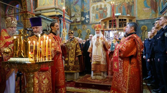 Патриарх Кирилл совершил литургию в Архангельском соборе Кремля в Радоницу