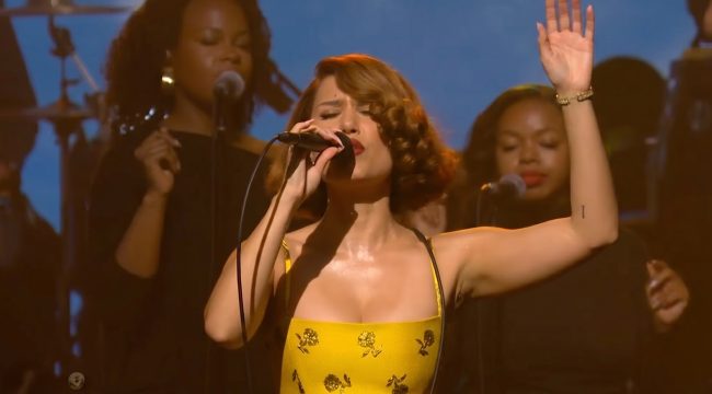 RAYE привнесла церковную энергию в 'The Late Show': смотрите