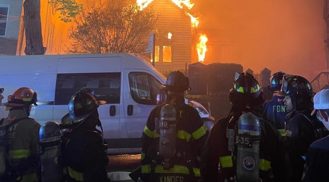 6 пожарных пострадали при сильном пожаре в исторической церкви Нью-Йорка