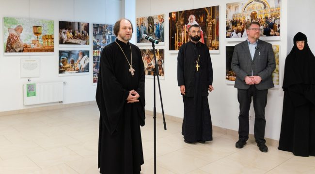 В Минске открылась фотовыставка «Литургия с Патриархом»