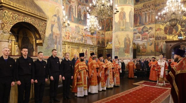 Митрополит Каширский Феогност возглавил Литургию в Успенском соборе Кремля в Неделю жен-мироносиц