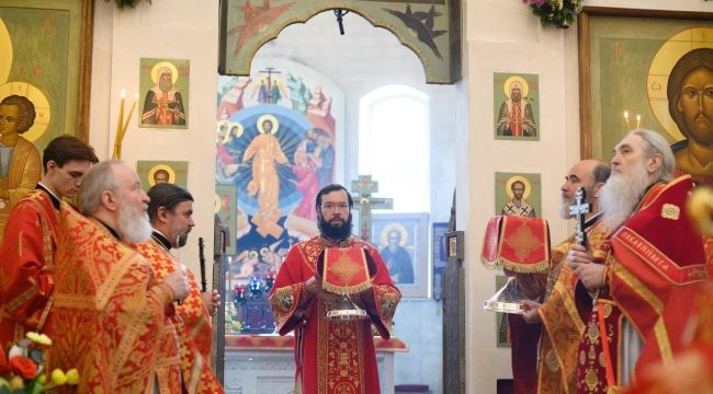 Митрополит Антоний возглавил Литургию в храме на Ходынском поле