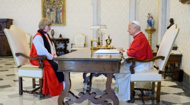 Папа молится с главой церкви Англии Сарой Маллалли