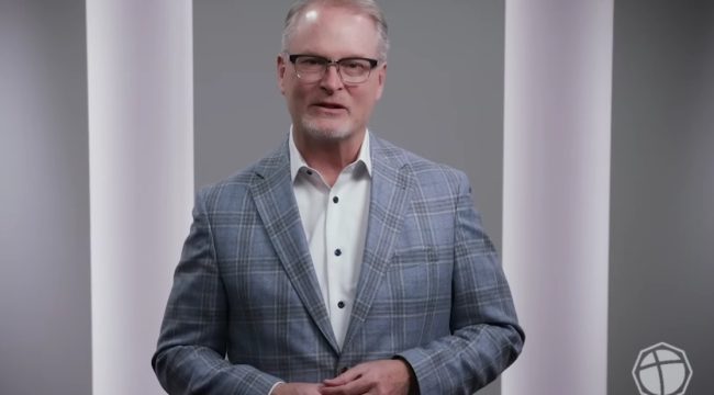 Республиканская партия Канзаса обвиняет пастора мегацеркви Адама Гамильтона в нарушении закона об этике выборов