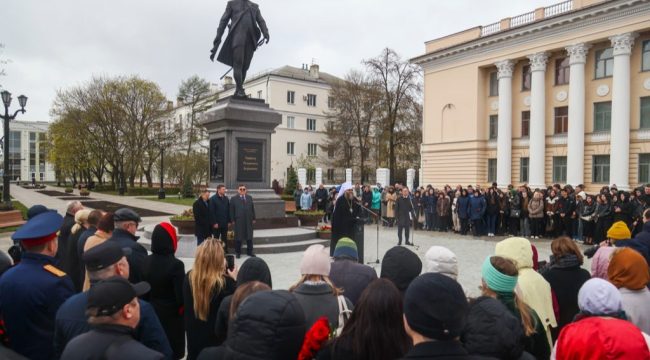 Митрополит Тамбовский принял участие в открытии памятника Державину в день 390-летия города