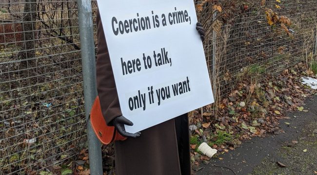 Обвинения против бабушки-пролайфера, арестованной за «влияние» возле клиники абортов, сняты