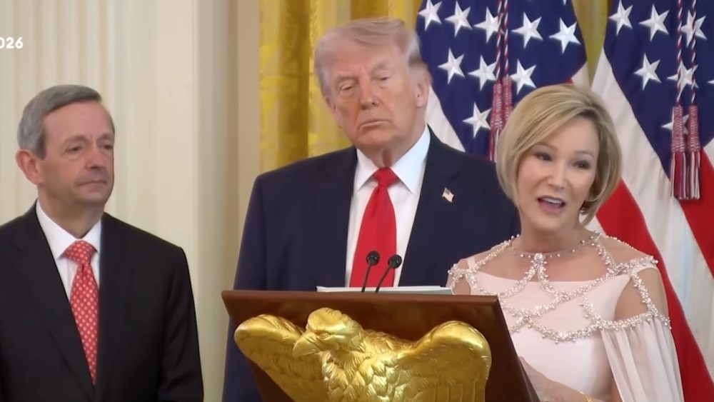 Пола Уайт-Кейн сравнила Трампа с Иисусом на пасхальном обеде, вызвав шквал критики: 'Безумие'