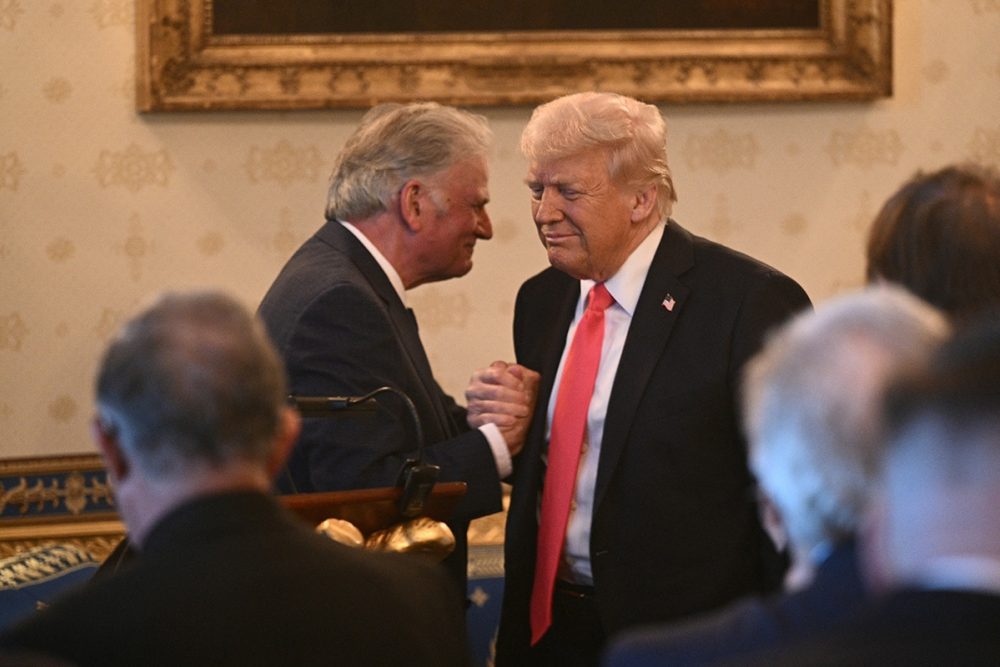 Франклин Грэм отвергает критику мема Трампа с ИИ-Иисусом: «Много шума из ничего»