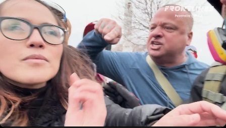Участницу TPUSA атаковали на протесте против ICE; ФБР начало расследование