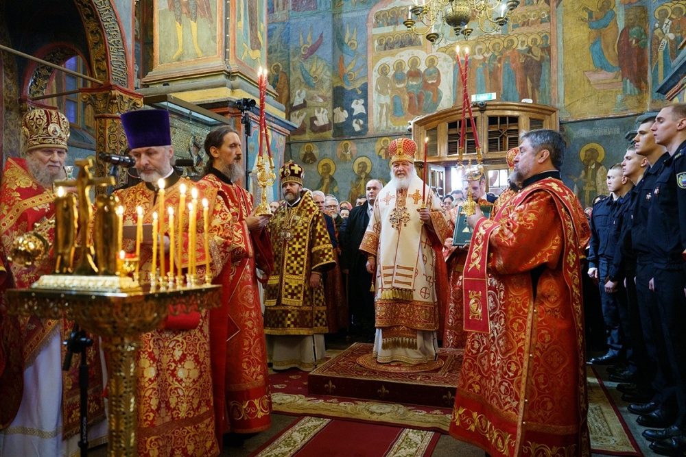 Патриарх Кирилл совершил литургию в Архангельском соборе Кремля в Радоницу