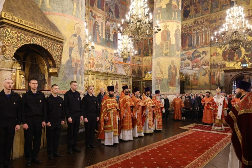 Митрополит Феогност возглавил литургию в Успенском соборе Кремля в праздник жен-мироносиц