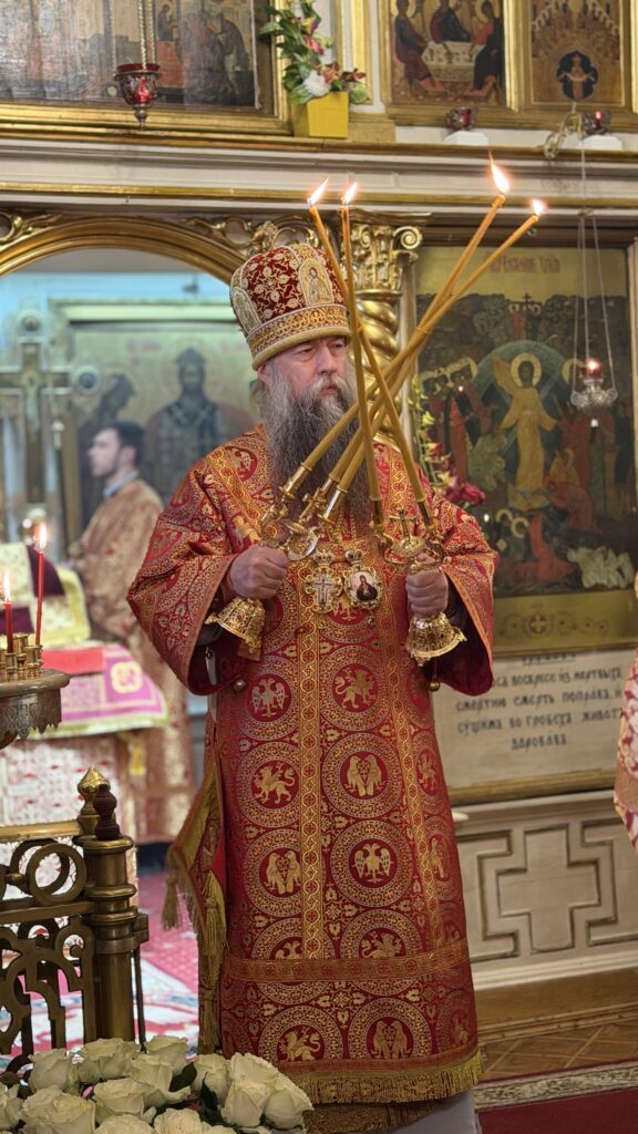Епископ Егорьевский Мефодий совершил Литургию в храме на Преображенском кладбище