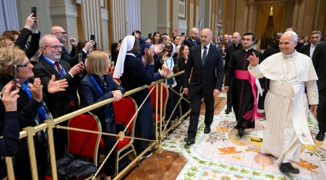 Св. Отец Лев XIV встретился с сотрудниками Итальянской епископской конференции