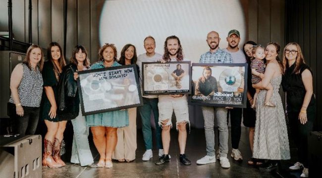 Seph Schlueter получает платиновый сертификат RIAA за 'Counting My Blessings' и устанавливает исторический рекорд с тремя подряд синглами №1