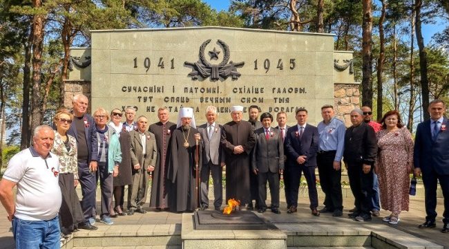 Митрополит Вениамин возложил цветы к мемориалу «Масюковщина» и посетил торжественное собрание в Минске