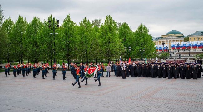 Патриарх Кирилл возложил венок к могиле Неизвестного солдата в преддверии 81-й годовщины Победы