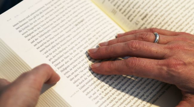 Крупнейшая в мире страница из Библии выставлена в Страсбурге