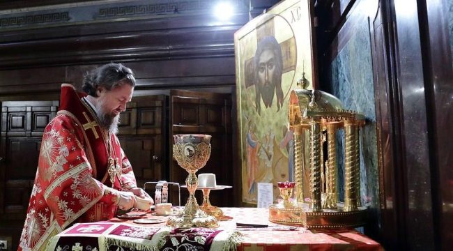 Митрополит Воскресенский Григорий возглавил Литургию в Храме Христа Спасителя