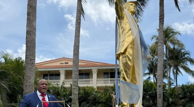 Действительно ли золотая статуя Трампа