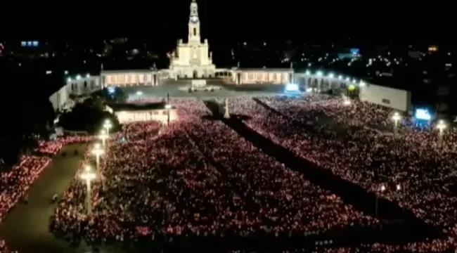 Тысячи паломников собрались в Фатиме в память явлений Богоматери Фатимской