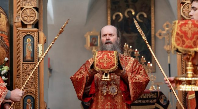 Епископ Павлово-Посадский Силуан совершил Литургию в храме апостола Иоанна Богослова в Красном