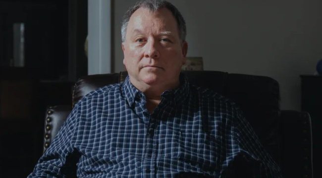 Отставной полицейский, посаженный в тюрьму на 37 дней за мем с Трампом, получил 835 000 долларов компенсации