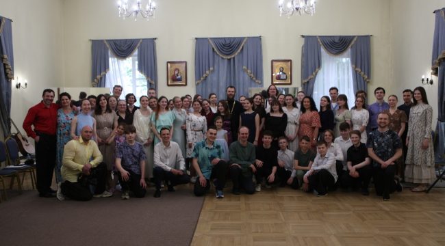 Молодежь Северо-Восточного викариатства провела творческий вечер в усадьбе Свиблово