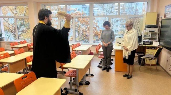 В РПЦ предложили ввести в школах штатных священников при желании родителей