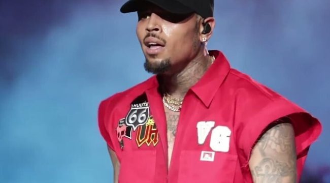 R&B-певец Крис Браун хвастается почетной степенью частного христианского университета