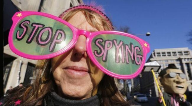 Марксистский инфлюенсер Хасан Пикер и соосновательница CodePink Медея Бенджамин получили повестки из-за активистского конвоя на Кубу