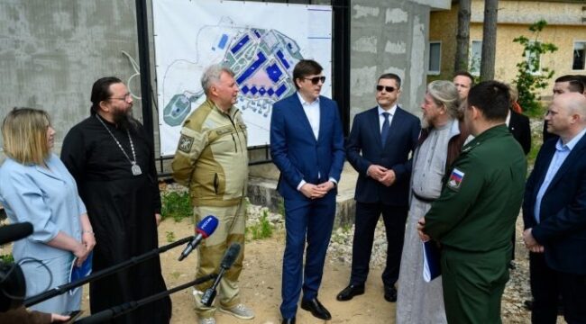Министр просвещения, губернатор Псковской области и иерархи РПЦ проинспектировали стройку детского центра «Печоры»