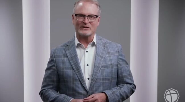 Пастор мегацеркви Адам Гамильтон опубликовал предвыборную платформу: защита абортов, против пошлин