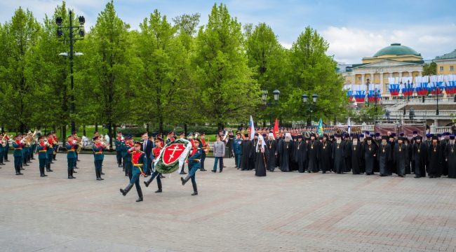 Патриарх Кирилл возложил венок к Могиле Неизвестного Солдата в преддверии 9 Мая