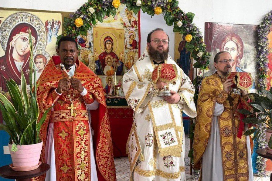 Патриарший экзарх Африки совершил Литургию в храме иконы Божией Матери «Знамение» в Габоне