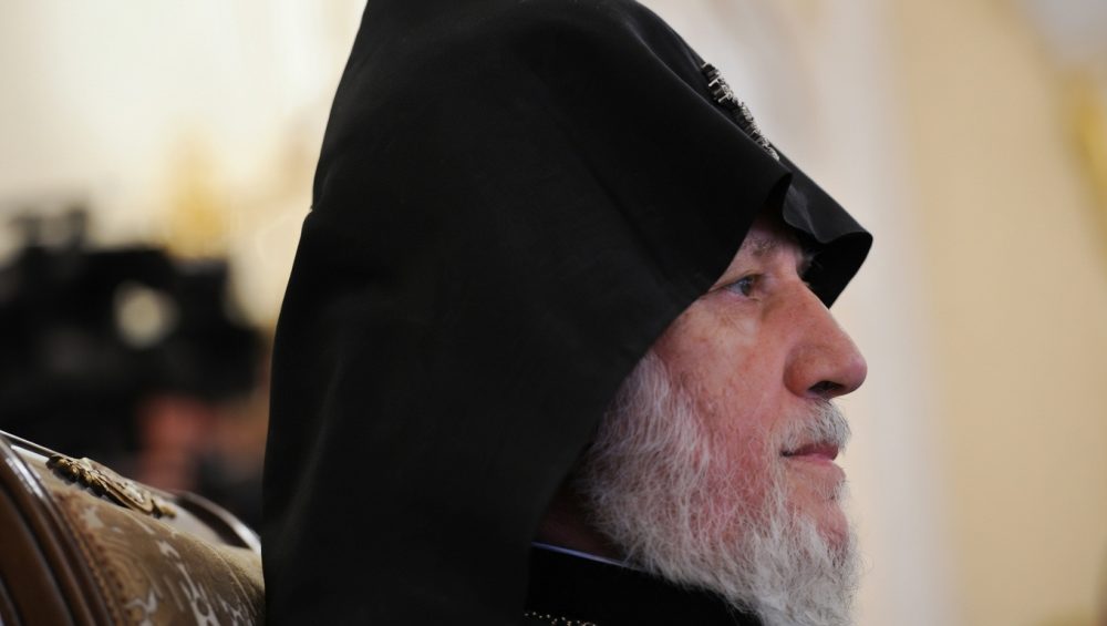 Католикос всех армян навестил находящегося под домашним арестом Самвела Карапетяна