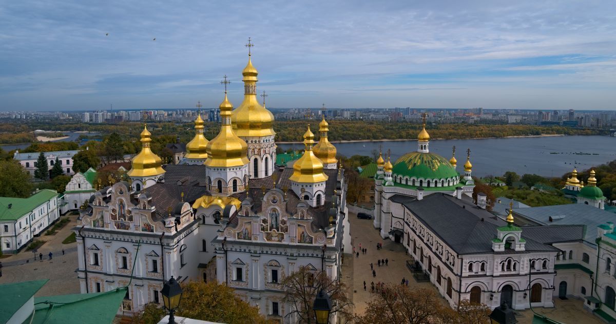 В результате ударов РФ по Киеву загорелся Успенский собор