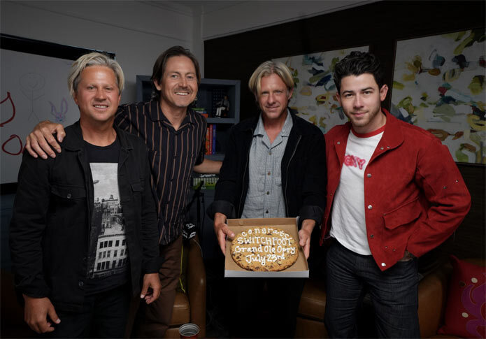 Группа Switchfoot, обладатель премии «Грэмми», дебютирует на сцене Grand Ole Opry 23 июля; Джонас Бразерс преподнесли сюрприз, сообщив новость