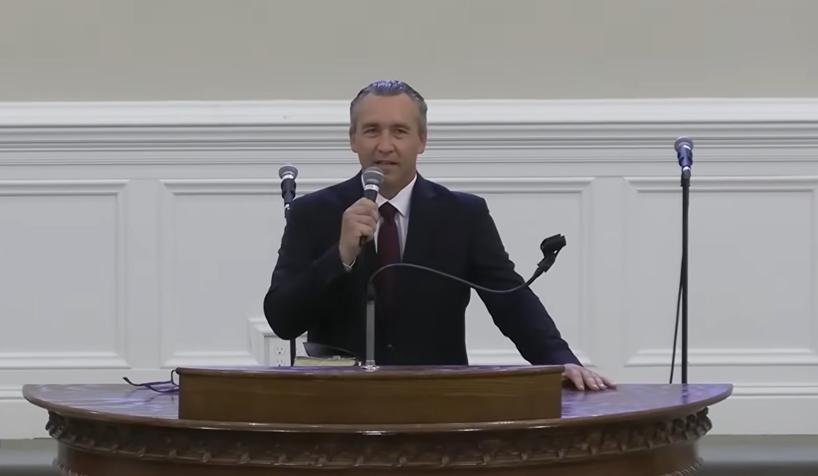 Пастор Тони Спелл заявил, что исполнил Писание, избив мужчину, угрожавшего его семье и церкви