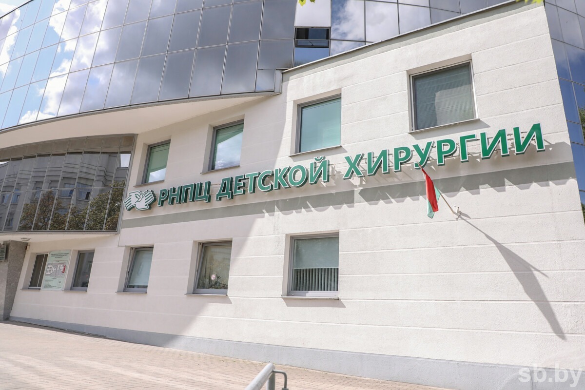 Митрополит Минский Вениамин навестил пострадавших от атаки БПЛА детей в центре детской хирургии