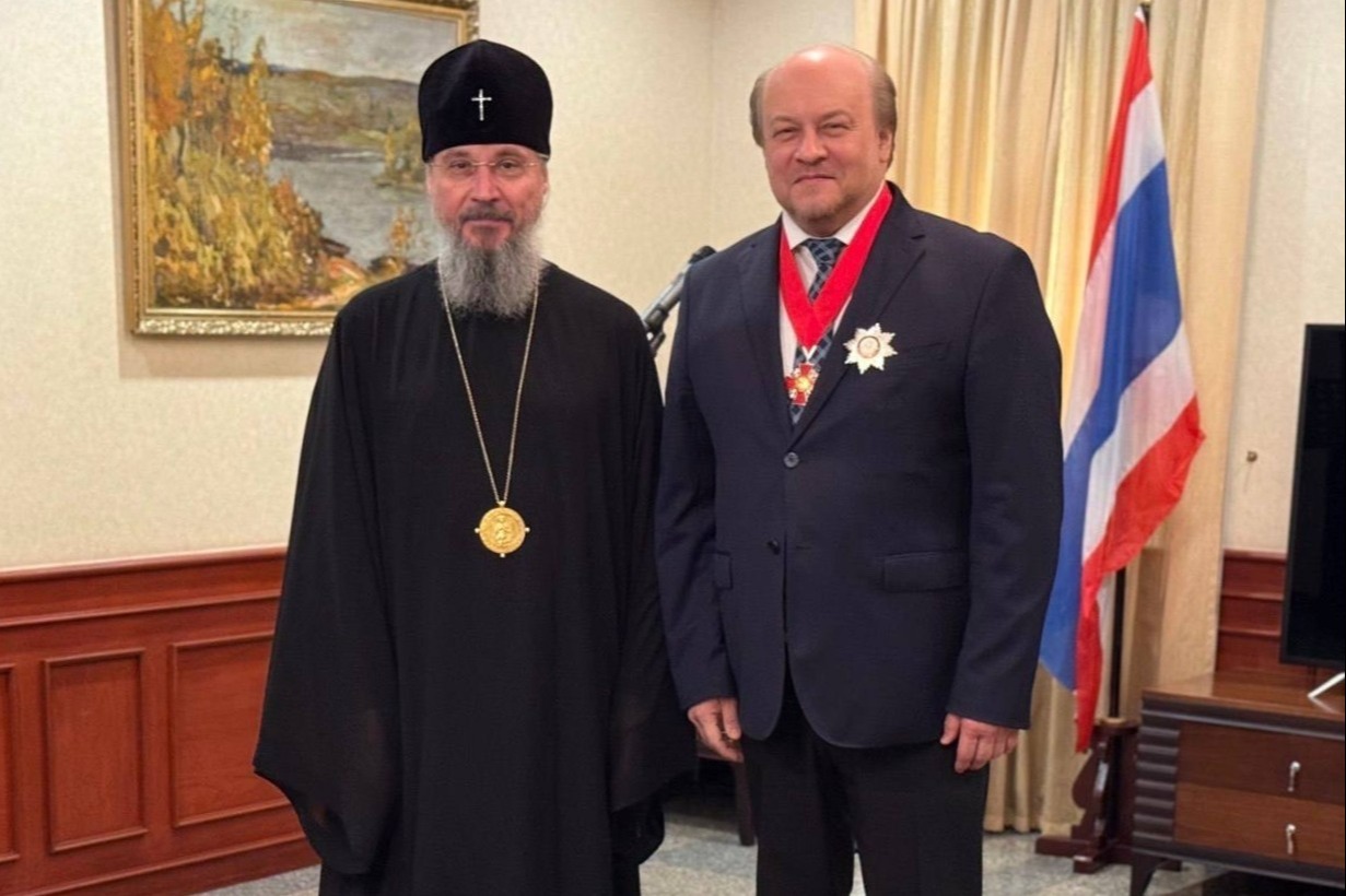 Митрополит Сергий вручил орден Александра Невского послу России в Таиланде