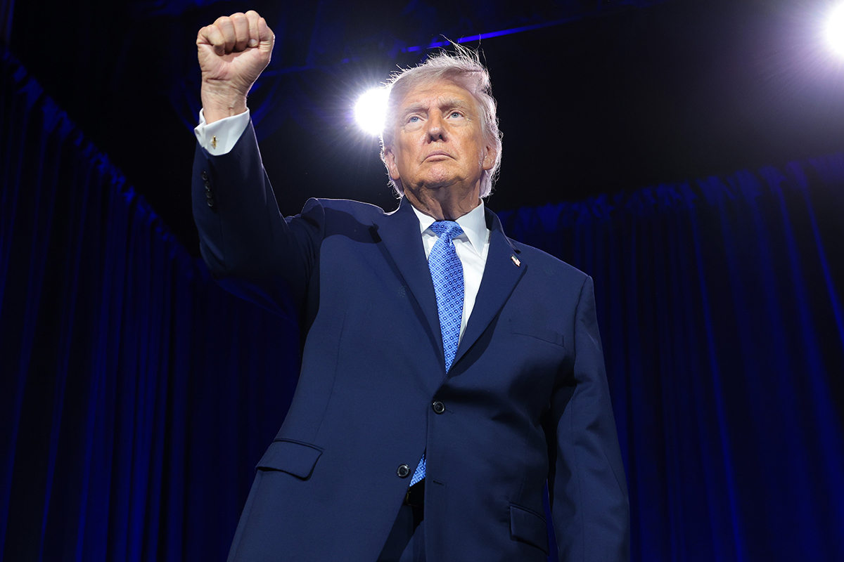 Трамп хвалится усилиями по защите религиозной свободы, предупреждает о "безбожных коммунистах" на конференции Road to Majority